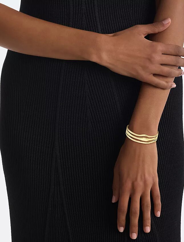 Brazalete con bisagra de forma fluida y escultural Brazalete con bisagra de forma fluida y escultural