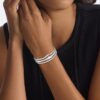 Brazalete con bisagra de forma fluida y escultural Brazalete con bisagra de forma fluida y escultural