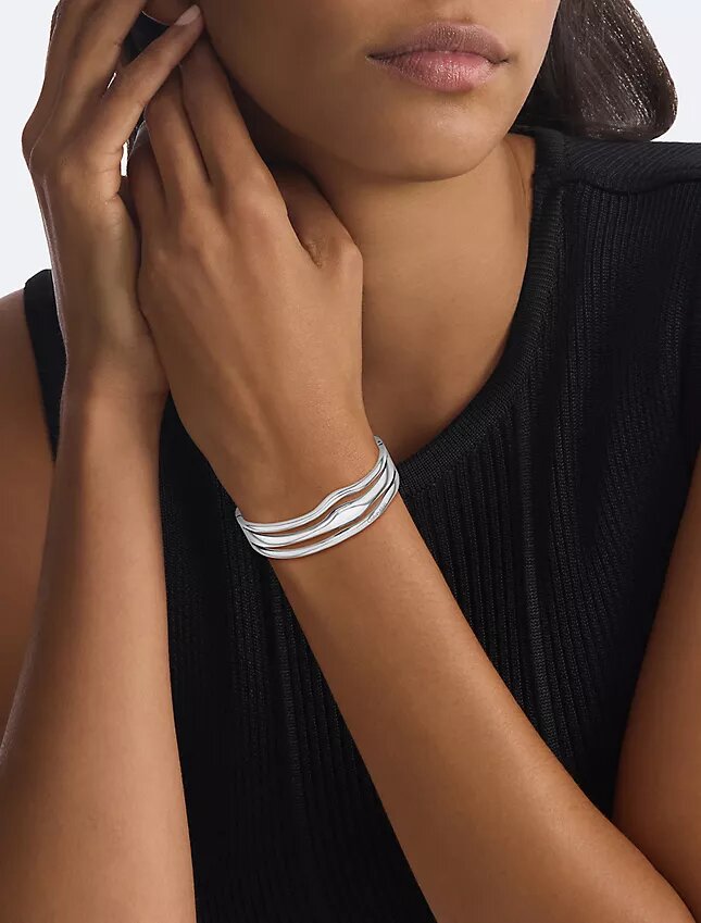 Brazalete con bisagra de forma fluida y escultural Brazalete con bisagra de forma fluida y escultural