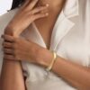 Brazalete de contorno escultural