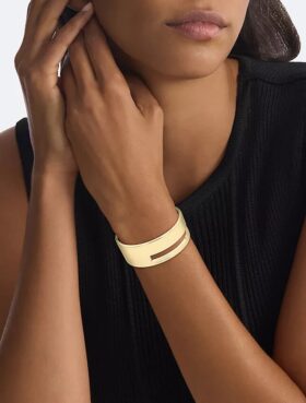 Brazalete esculpido con bisagra
