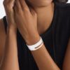 Brazalete esculpido con bisagra