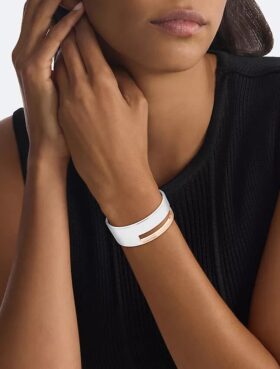 Brazalete esculpido con bisagra