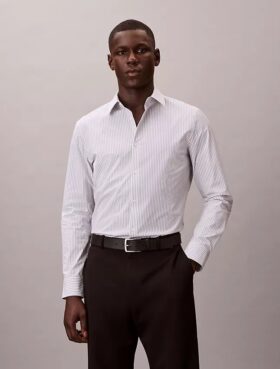 Camisa ajustada con botones y rayas de tejido técnico elástico
