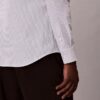 Camisa ajustada con botones y rayas de tejido técnico elástico