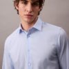 Camisa ajustada con botones y tejido elástico