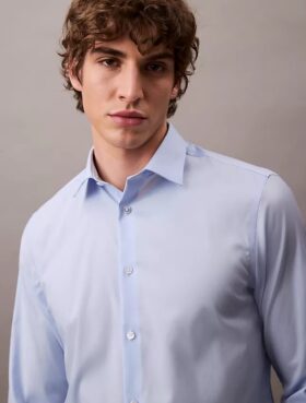 Camisa ajustada con botones y tejido elástico