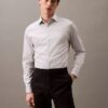 Camisa ajustada con botones y tejido elástico