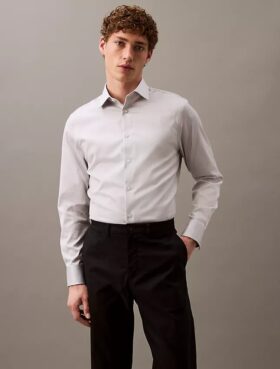 Camisa ajustada con botones y tejido elástico