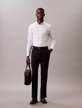 Camisa ajustada con botones y tejido elástico