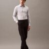 Camisa ajustada con botones y tejido elástico