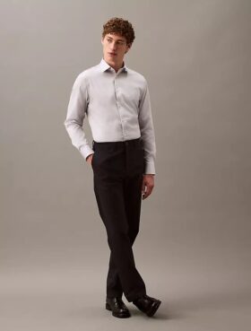 Camisa ajustada con botones y tejido elástico