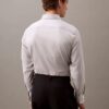 Camisa ajustada con botones y tejido elástico