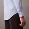 Camisa ajustada con botones y tejido elástico