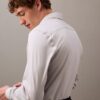 Camisa ajustada con botones y tejido elástico