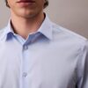 Camisa ajustada con botones y tejido elástico