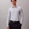 Camisa ajustada con cuello abotonado y estampado jacquard geométrico