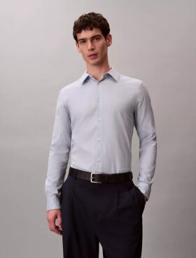 Camisa ajustada con cuello abotonado y estampado jacquard geométrico