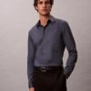 Camisa ajustada con cuello abotonado y estampado jacquard geométrico Camisa ajustada con cuello abotonado y estampado jacquard geométrico