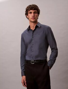 Camisa ajustada con cuello abotonado y estampado jacquard geométrico Camisa ajustada con cuello abotonado y estampado jacquard geométrico