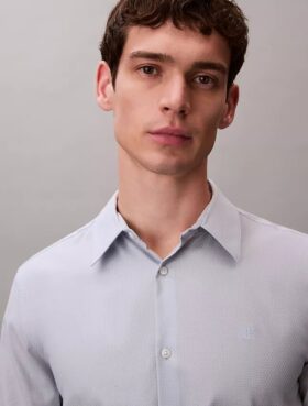 Camisa ajustada con cuello abotonado y estampado jacquard geométrico