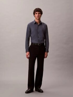 Camisa ajustada con cuello abotonado y estampado jacquard geométrico Camisa ajustada con cuello abotonado y estampado jacquard geométrico