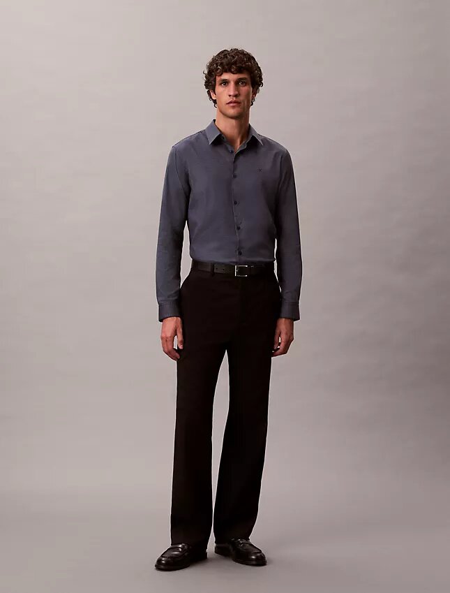 Camisa ajustada con cuello abotonado y estampado jacquard geométrico Camisa ajustada con cuello abotonado y estampado jacquard geométrico