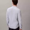 Camisa ajustada con cuello abotonado y estampado jacquard geométrico