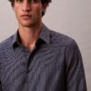 Camisa ajustada con cuello abotonado y estampado jacquard geométrico Camisa ajustada con cuello abotonado y estampado jacquard geométrico