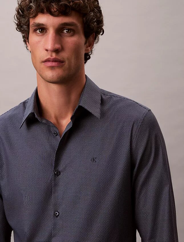 Camisa ajustada con cuello abotonado y estampado jacquard geométrico Camisa ajustada con cuello abotonado y estampado jacquard geométrico