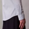 Camisa ajustada con cuello abotonado y estampado jacquard geométrico