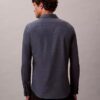 Camisa ajustada con cuello abotonado y estampado jacquard geométrico Camisa ajustada con cuello abotonado y estampado jacquard geométrico