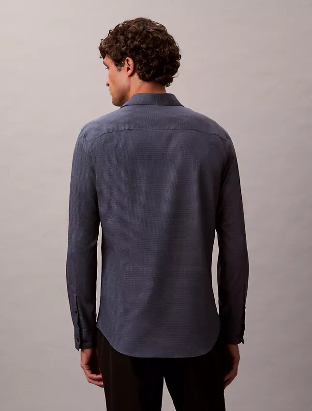 Camisa ajustada con cuello abotonado y estampado jacquard geométrico Camisa ajustada con cuello abotonado y estampado jacquard geométrico