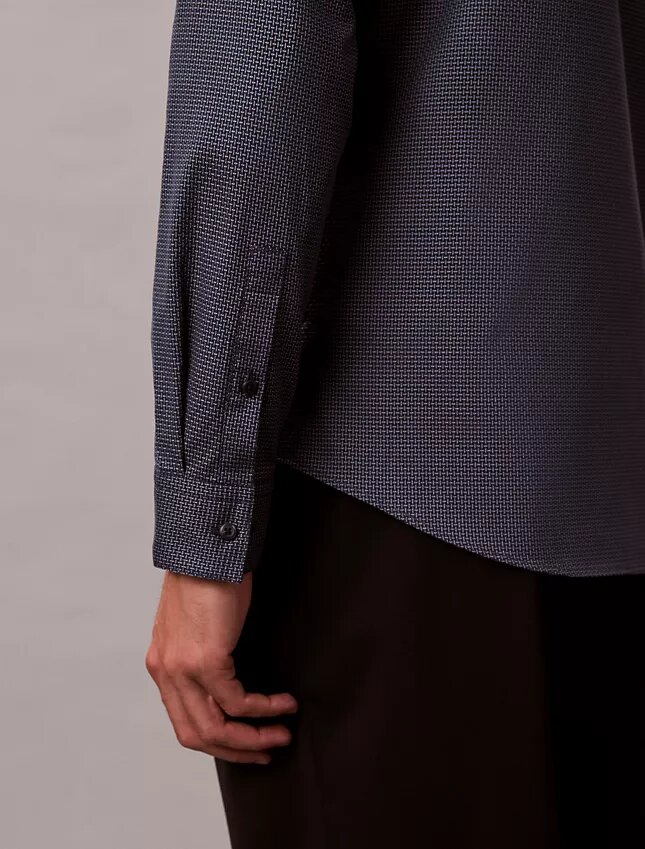 Camisa ajustada con cuello abotonado y estampado jacquard geométrico Camisa ajustada con cuello abotonado y estampado jacquard geométrico