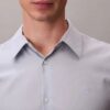 Camisa ajustada con cuello abotonado y estampado jacquard geométrico