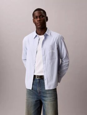 Camisa ajustada de rayas con botones