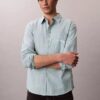Camisa ajustada de rayas con botones Camisa ajustada de rayas con botones