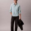 Camisa ajustada de rayas con botones Camisa ajustada de rayas con botones
