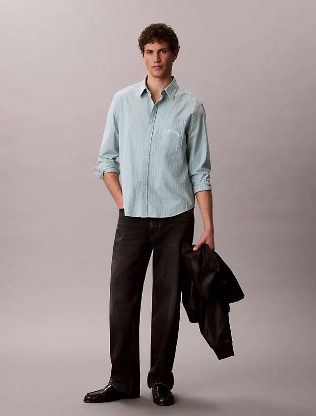 Camisa ajustada de rayas con botones Camisa ajustada de rayas con botones