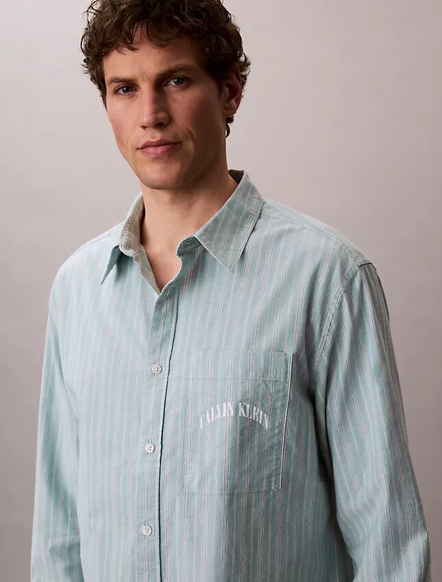 Camisa ajustada de rayas con botones Camisa ajustada de rayas con botones