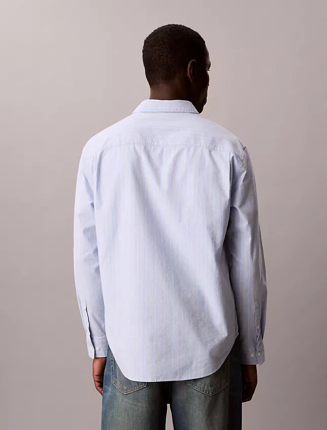 Camisa ajustada de rayas con botones Camisa ajustada de rayas con botones