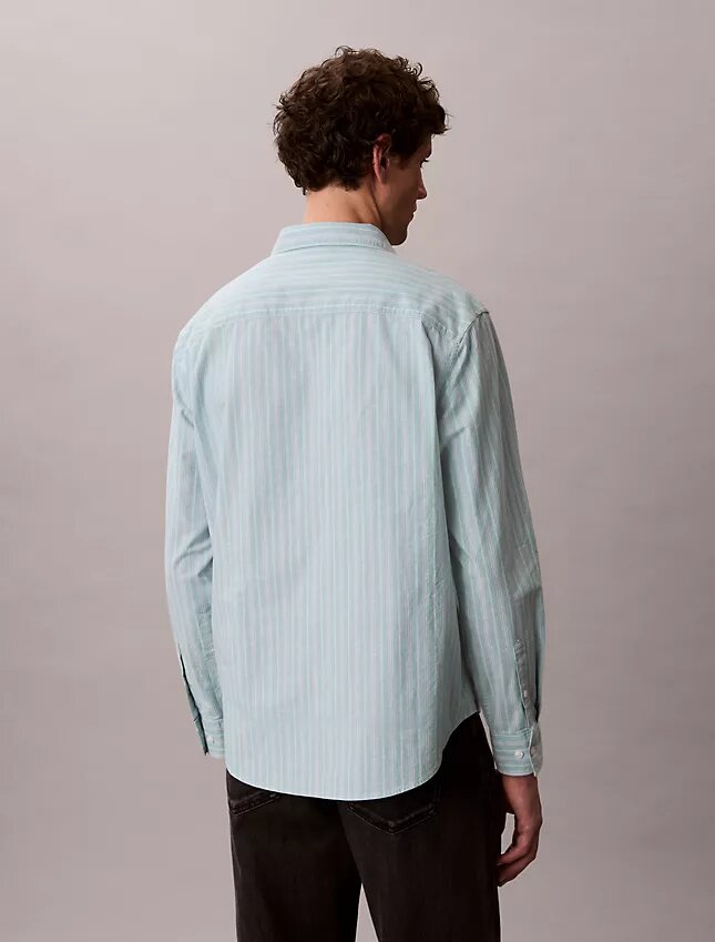 Camisa ajustada de rayas con botones Camisa ajustada de rayas con botones