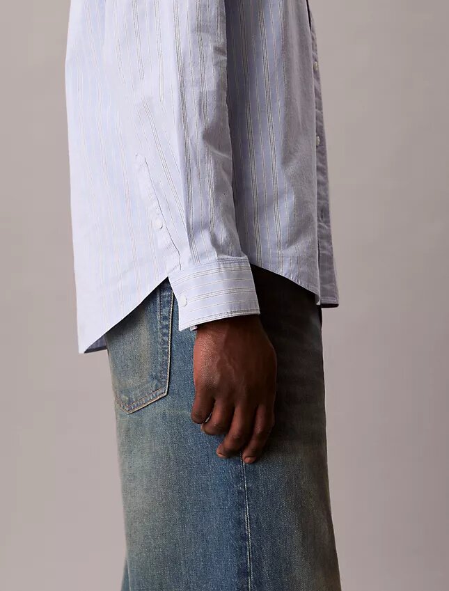 Camisa ajustada de rayas con botones Camisa ajustada de rayas con botones