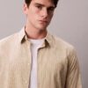 Camisa ajustada elástica a rayas con botones Camisa ajustada elástica a rayas con botones