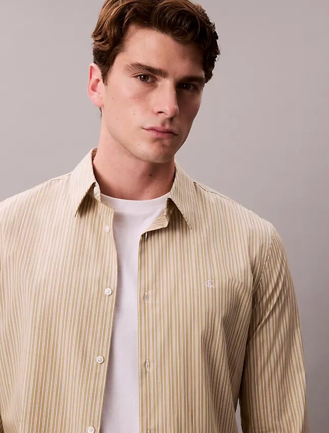 Camisa ajustada elástica a rayas con botones Camisa ajustada elástica a rayas con botones