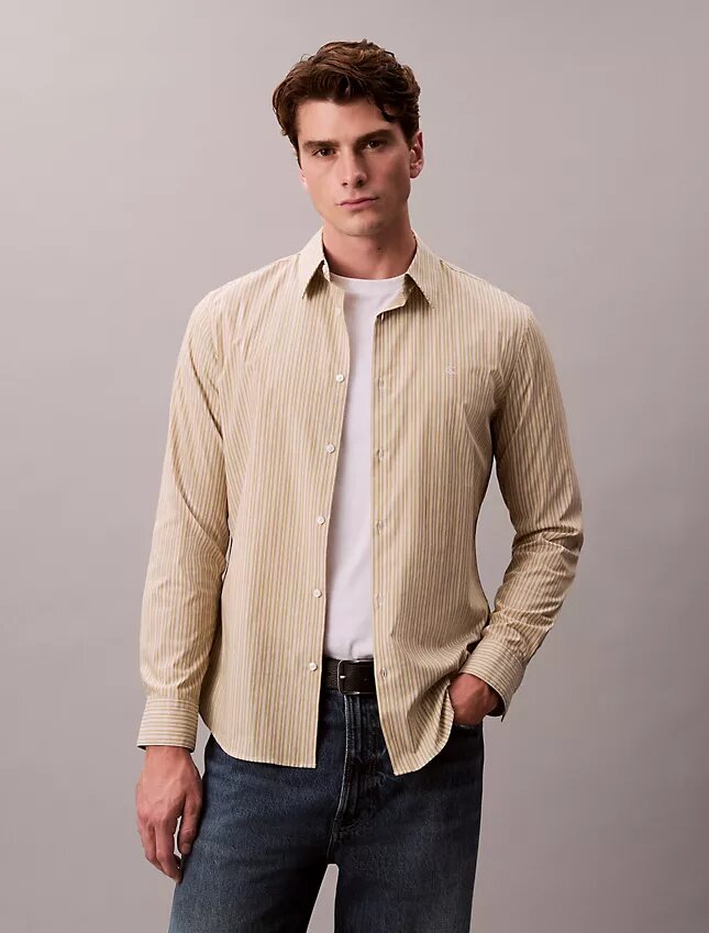 Camisa ajustada elástica a rayas con botones Camisa ajustada elástica a rayas con botones