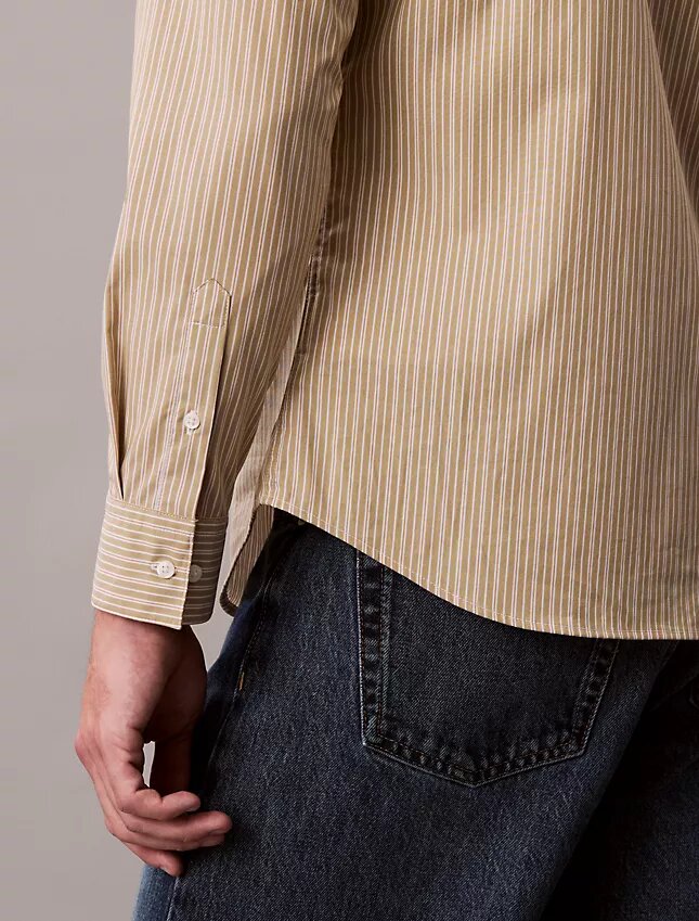 Camisa ajustada elástica a rayas con botones Camisa ajustada elástica a rayas con botones