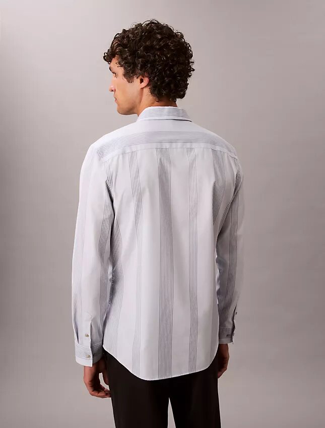 Camisa ajustada elástica Supima con rayas teñidas en hilo Camisa ajustada elástica Supima con rayas teñidas en hilo