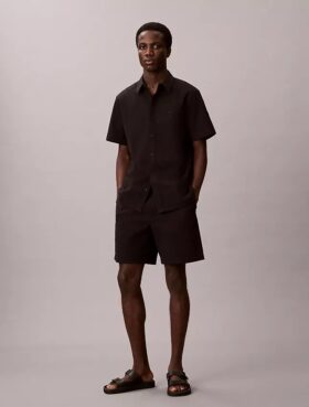 Camisa clásica con botones de seersucker