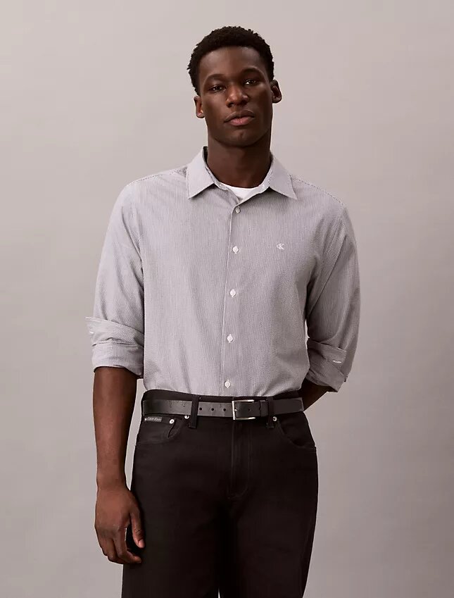 Camisa clásica con botones y rayas de seersucker teñidas en hilo Camisa clásica con botones y rayas de seersucker teñidas en hilo